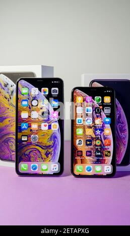 Paris, Frankreich- 2. Oktober 2018: Auspacken von den Kartons von zwei neuesten Apple Computers iPhone-Smartphones die 11 12 Pro-Version in max und normal-Version - alle Home-Apps auf Retina oled-Display Stockfoto