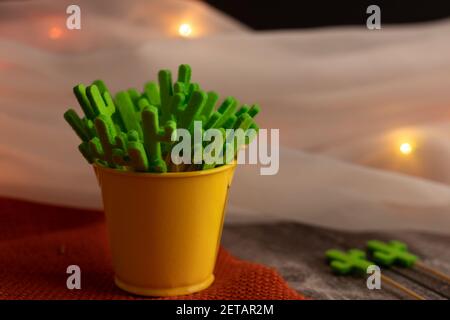 Eine Nahaufnahme eines gelben Eimers, gefüllt mit Kaktusform Zahnstocher Stockfoto