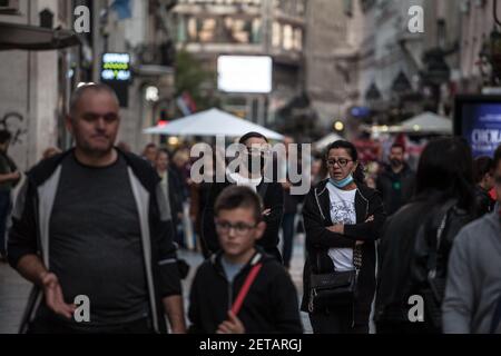 BELGRAD, SERBIEN - 10. OKTOBER 2020: Zwei alte Frauen, weiße kaukasische Frauen, Freunde, die mit Gesichtsmaske Schutzausrüstung auf Coronavirus Cov Stockfoto