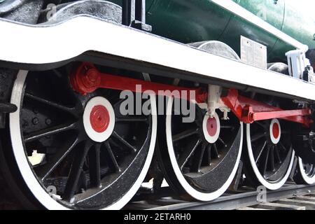 Kanchanabury, Thailand. November 12, 2019. Japanische Dampflokomotive Räder. Der Zug wurde während des 2. Weltkrieges auf der Todesbahn an der Brücke auf dem Fluss Kwai eingesetzt. Stockfoto