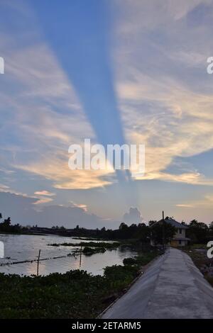 Antirepuskuläre Strahlen, die meteorologischen optischen Phänomene, traten in Nakhon Pathom, Thailand, auf. Stockfoto