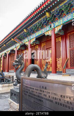 Peking, China - 29. April 2010: Halle der Erinnerung und Langlebigkeit im Sommerpalast. Rot und golden mit bemalten Dachrinnen mit Drachenstatue in der Nähe von Eduda Stockfoto