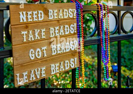 Ein schmiedeeiserner Zaun ist mit Mardi Gras Perlen verziert, 19. Februar 2021, in Mobile, Alabama. Stockfoto