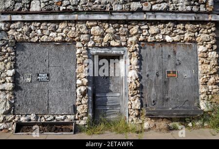 Detail zeigt das einzigartige Mauerwerk eines verlassenen Gebäudes, in dem früher ein Lebensmittelgeschäft im Dorf Route 66 von Villa, Missouri, untergebracht war. Stockfoto