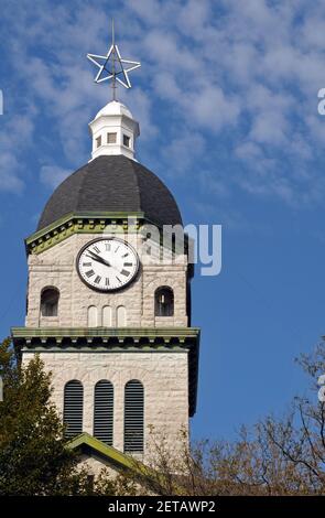 Der Uhrenturm des Wahrzeichen Jasper County Courthouse, das im Herzen der Route 66 Stadt Carthage, Missouri, steht. Stockfoto