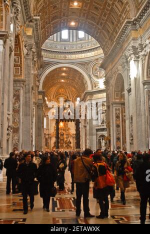 St. Petersdom, Inneres und Baldaquino. Vatikanstadt, Rom Stockfoto
