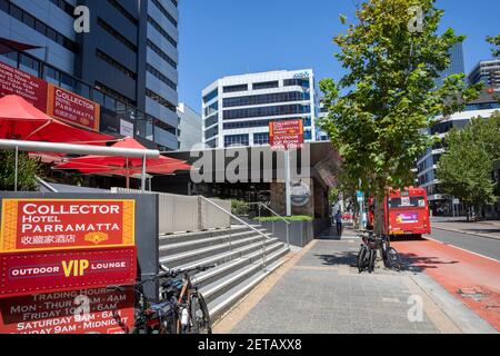 Parramatta Street Scene, Bus fährt in der Busspur durch das CBD vorbei am Collector Public House und Bar,Western Sydney,NSW,Australien Stockfoto