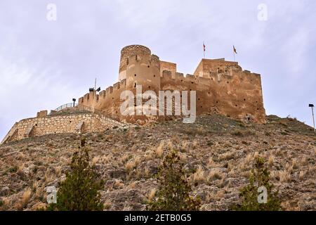 Landschaftlich reizvolle Seitenansicht der Burg von Biar auf dem Berg in der Valencianischen Gemeinde, Spanien Stockfoto