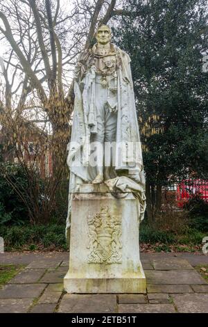 Eine Statue von Rufus Daniel Isaacs steht in den King George V Memorial Gardens in Reading, Großbritannien. Stockfoto