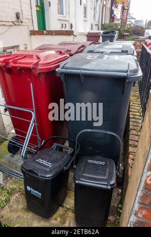 In Reading, Großbritannien, haben die Bewohner einen schwarzen Papierkorb für allgemeine Abfälle, einen roten oder braunen Papierkorb für recycelbare Abfälle und einen kleinen Papierkorb für Lebensmittelabfälle. Stockfoto