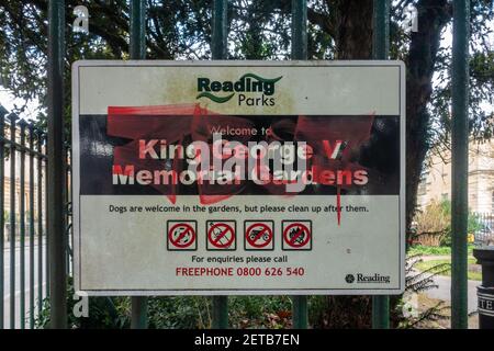Ein Schild, das am Geländer am Eingang zu den King George V Memorial Gardens in Reading, Großbritannien, angebracht ist Stockfoto