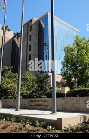 ANAHEIM, KALIFORNIEN - 1. MÄRZ 2021: Rathaus von Friendship Plaza aus gesehen. Stockfoto