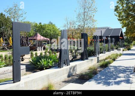 ANAHEIM, KALIFORNIEN - 1 MÄR 2021: Schild am Farmers Park im Anaheim Packing District bietet Essen im Freien.