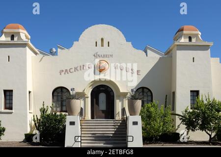 ANAHEIM, KALIFORNIEN - 1 MAR 2021: Die Anaheim Packing House Gourmet-Food-Halle in, dass zusammen mit dem Packard-Gebäude, und ein Bauernmarkt, bilden ein
