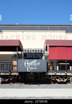 ANAHEIM, KALIFORNIEN - 1 MAR 2021: Nahaufnahme von Schienenfahrzeugen, die zum Essen in der Anaheim Packing House Gourmet Food Hall im Anaheim Packing District verwendet werden.
