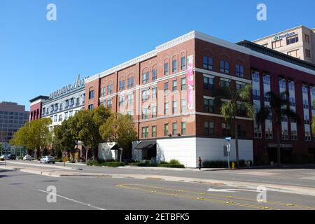 ANAHEIM, KALIFORNIEN - 1. MÄRZ 2021: Die Broadway Arms Apartments sind Teil des Mix in CTR City. Stockfoto