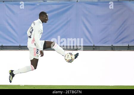 Madrid, Spanien. März 2021, 1st. Real Madrids Ferland Mendy tritt am 1. März 2021 bei einem Fußballspiel der spanischen Liga zwischen Real Madrid und Real Sociedad in Madrid, Spanien, an. Quelle: Edward F. Peters/Xinhua/Alamy Live News Stockfoto