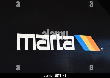 Marta-Bahnlogo (Metropolitan Atlanta Rapid Transit Authority), Atlanta, Georgia, USA. Schwarzer Hintergrund. Stockfoto