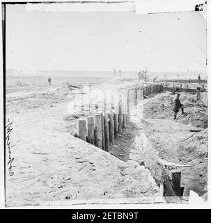 Petersburg, Virginia. Konföderierten breastworks vor Petersburg. (Die kleinen Hügel mit Schornsteine sind Soldaten Viertel unter Boden) Stockfoto