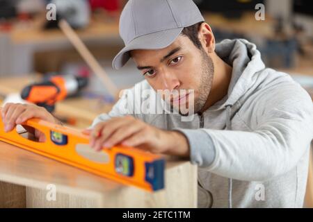 Tischlerhände prüfen den Holzstand Stockfoto