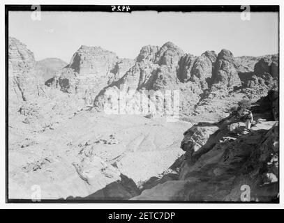 Petra (Wadi Musa). El-Habis Bereich. Die Akropolis von hohen Ort des Opfers, Anzeigen Qasr el-Bint und hohen Berggipfeln über es-Siyyagh Stockfoto