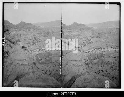 Petra (Wadi Musa). El-Habis Bereich. Qasr Bint weit' auf. Szene den Blick von der Akropolis. Wadi et-Turkmaniyyeh in der Ferne zu sehen Stockfoto