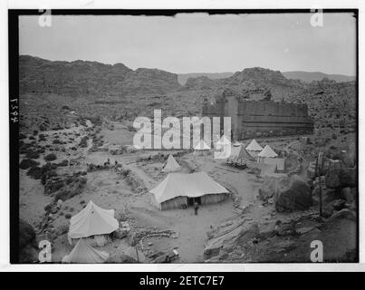 Petra (Wadi Musa). El-Habis Bereich. Qasr Bint weit' auf. Ein römischer Tempel, der nur Mauerwerk Denkmal in Petra. Cook's Camp im Vordergrund Stockfoto