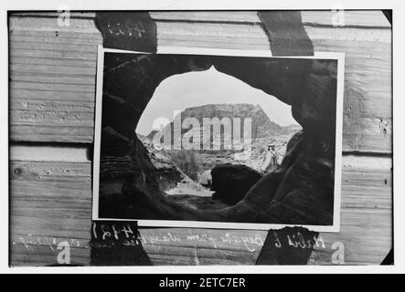 Petra (Wadi Musa). El-M 'esrah Bereich. Umm el-Biyara und El Habis. Durch die Öffnung der Höhle getroffen Stockfoto