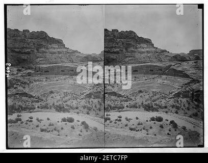 Petra (Wadi Musa). Theater- und el-Khubta Bereich. Das Theater. Von den unteren Hängen des el-Khubta Stockfoto