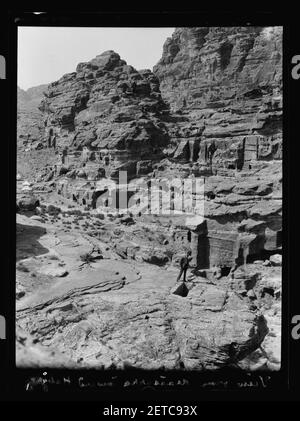 Petra. El-Habis Bereich. El-Habis und Öffnung des es-Siyyagh Tal von el-M 'esrah, die Felswände des el-Biyara drohende Hohe im Hintergrund Stockfoto