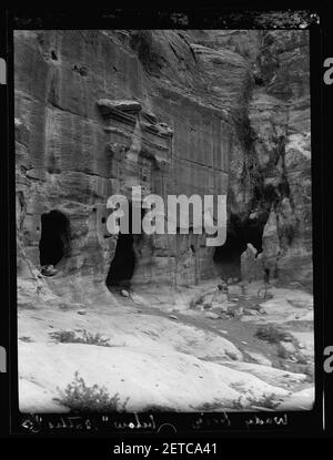 Petra. Wadi-Ed - Dêr. Pedimented Tür, Wady ed - Dêr. Beispiel für eine aufwändige Giebel ruht auf Lisenen mit Nabtean Hauptstädte Stockfoto