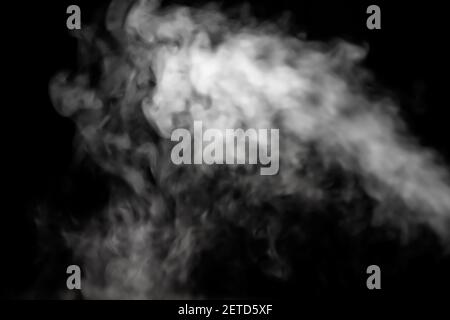 Weißer Rauch leuchtet im Dunkeln, Dampf sprudelt zu freien Formen, schöne abstrakte Abstraktion auf schwarzem Hintergrund, als Hintergrund verwendet. Stockfoto