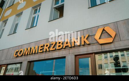 BERLIN, DEUTSCHLAND - 17. Jan 2021: BERLIN, DEUTSCHLAND 30. Juli 2020. Das Logo der Commerzbank. Stockfoto