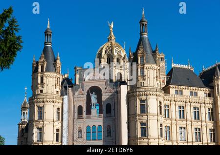 SCHWERIN, DEUTSCHLAND - 12. August 2020: Schwerin, Deutschland 12. August 2020. Das Schloss Schwerin ist ein Schloss mitten in der Stadt. Stockfoto