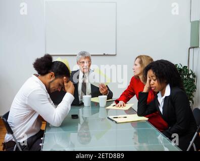 Das Business-Team sieht gelangweilt aus, als der Chef in einem Büro dröhnt. Stockfoto