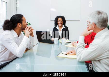 Ein Geschäftstreffen an einem Konferenztisch. Stockfoto