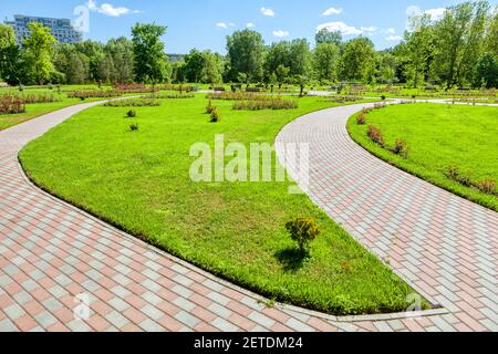 Fussgängerwege im Quellpark Stockfoto