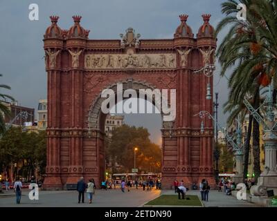 Triumphbogen (Arc de Triomf) in einem Herbsteveing - Barcelona, Katalonien, Spanien Stockfoto