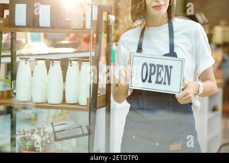 Ladenbesitzer mit offenem Schild Stockfoto
