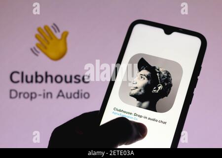 In dieser Abbildung ist das Clubhouse-Logo auf einem Smartphone-Bildschirm zu sehen. Stockfoto