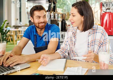 Planung der Arbeit im café Stockfoto