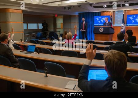 US-Außenminister Antony Blinken bei einer Pressekonferenz, um über seine virtuellen Treffen mit Mexiko und Kanada im Briefing-Raum des Außenministeriums am 26. Februar 2021 in Washington, DC zu diskutieren. Stockfoto