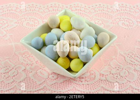 Pastellfarbene Süßigkeiten Ostereier in weißer Dessertschale Stockfoto