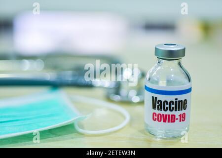Impffläschchen und Spritzeninjektion zur Prävention und Behandlung von Corona-Virus-Infektion, Krankenhaushintergrund.-Corona-Virus-Krankheit 2019, COVID-19 Stockfoto