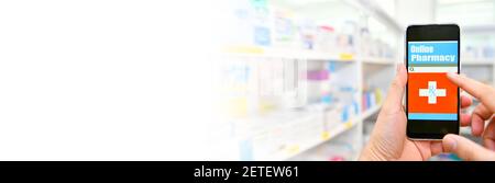 Apotheker mit Handy für Suchleiste auf dem Display in Apotheke Drogerie Regale Hintergrund. Medizinisches Online-Konzept Stockfoto