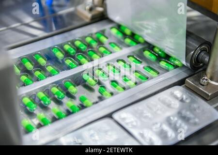 Grüne Kapsel Medizin Pille Produktionslinie, Industrial Pharmaceutical Konzept Stockfoto
