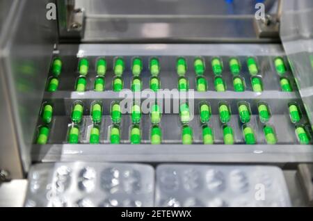 Grüne Kapsel Medizin Pille Produktionslinie, Industrial Pharmaceutical Konzept Stockfoto