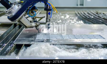 Maschine zum Schneiden von Stahlplatte durch CNC-Wasserstrahl, Industrielle Metallbearbeitung Stockfoto