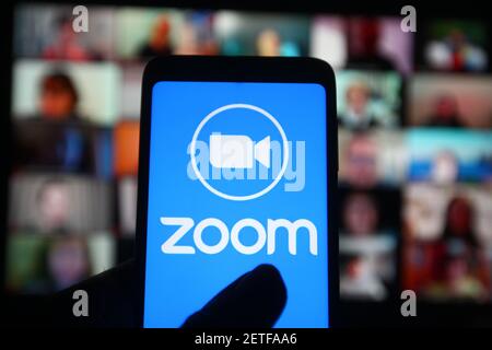 Ukraine. März 2021, 2nd. In dieser Abbildung ist ein Zoom-Logo eines Unternehmens, das Videokommunikation und Online-Chat-Dienste bietet, auf einem Smartphone-Bildschirm zu sehen. Kredit: Pavlo Gonchar/SOPA Images/ZUMA Wire/Alamy Live Nachrichten Stockfoto