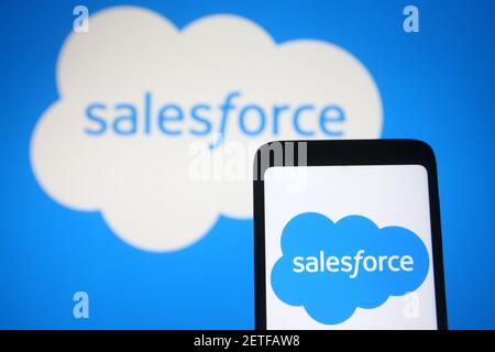 Ukraine. März 2021, 2nd. In dieser Abbildung ist das Salesforce-Logo eines US-Cloud-basierten Software-Unternehmens auf einem Smartphone und einem pc-Bildschirm zu sehen. Kredit: Pavlo Gonchar/SOPA Images/ZUMA Wire/Alamy Live Nachrichten Stockfoto